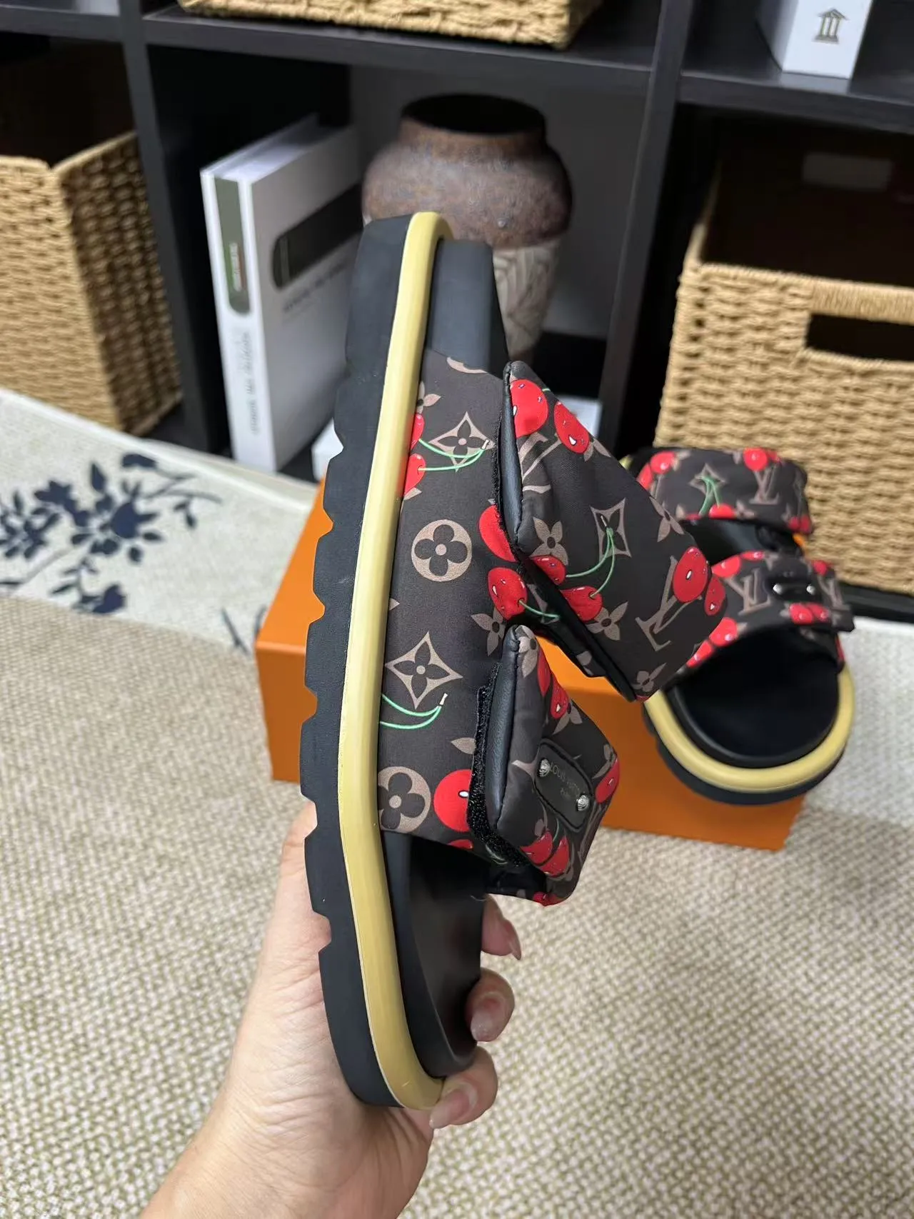 P340 yuan LV Louis Vuitton Full of high-end feel! A popular model among bloggers at home and abroad, it’s retro and fashionable, and looks stunning on your feet! Mainly recommended model on the official website★ ━━━━━ ЅᏇєєt ━━━━━ ▪️Upper: original calfskin ➕5D printing process ▪️Inner: imported mixed sheepskin ▪️Outsole: original molded foam outsole ▪️Size: Female 35-40 Men's 39-44 (women's 41 men's 45)
